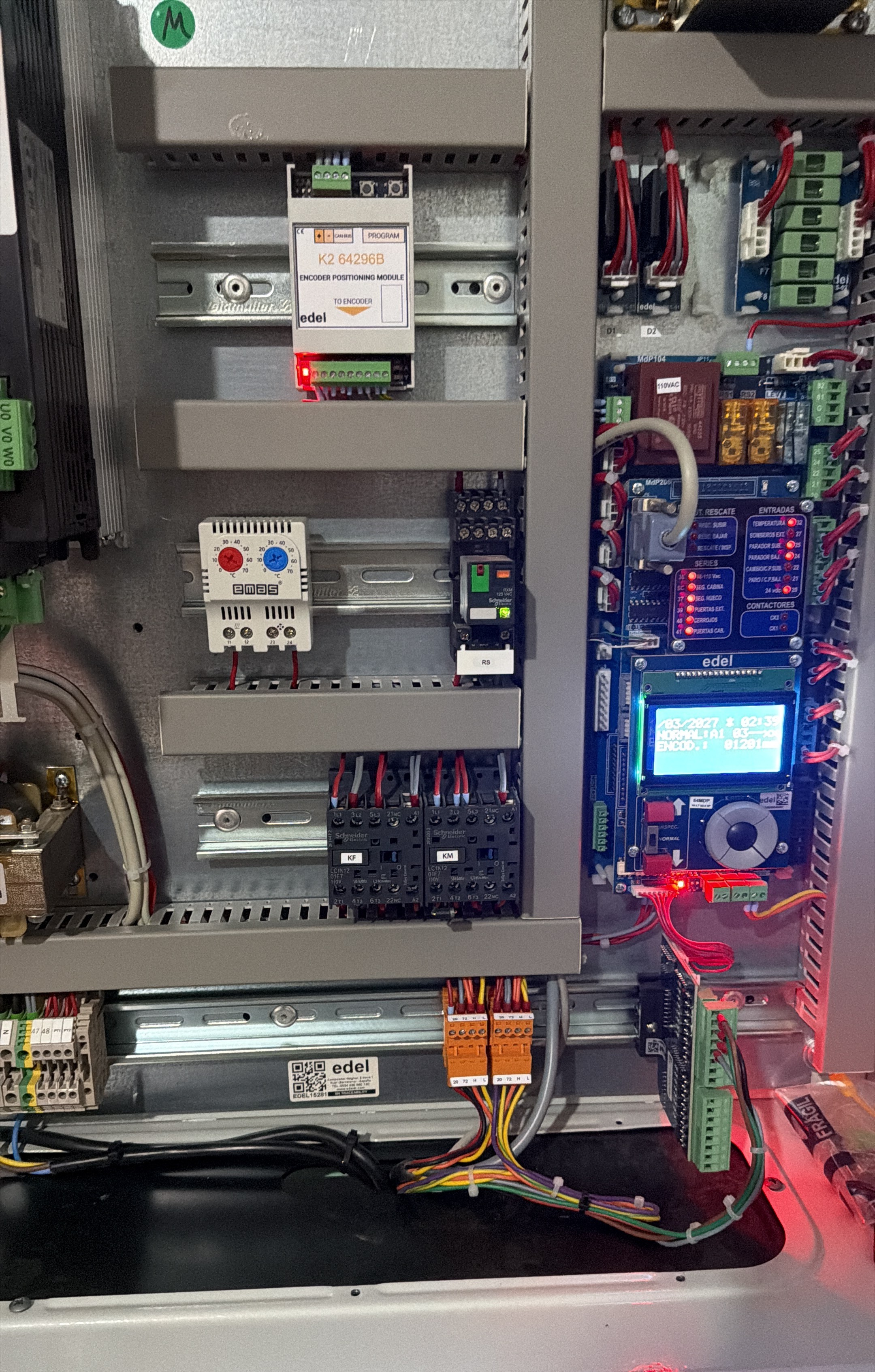 Panel de control edel con pantalla LCD azul — cambio de maniobra e instalación en Sabadell