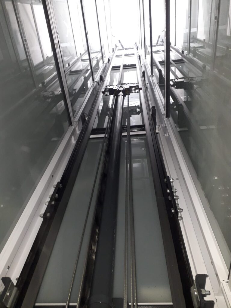 Hueco de ascensor con cristal en instalación en Montcada i Reixac