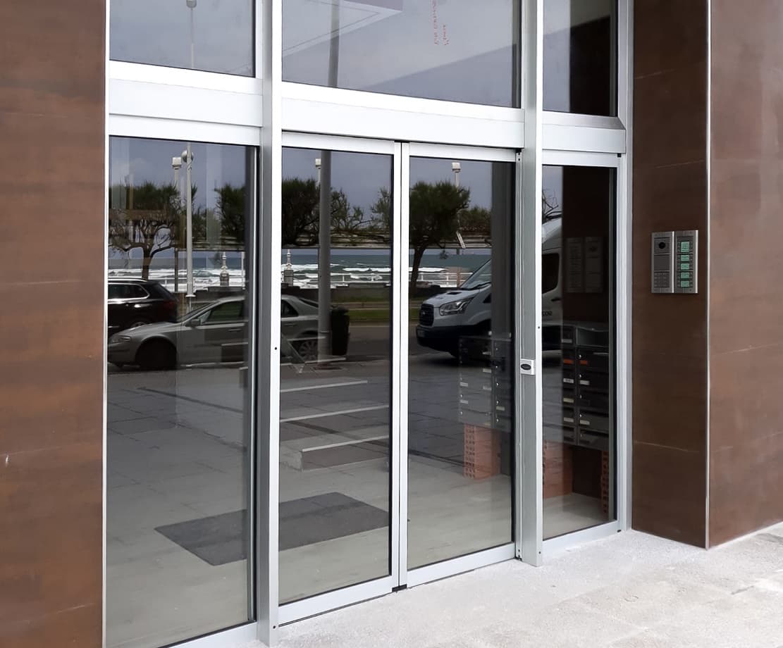 Puertas automáticas de cristal instaladas por Skylift