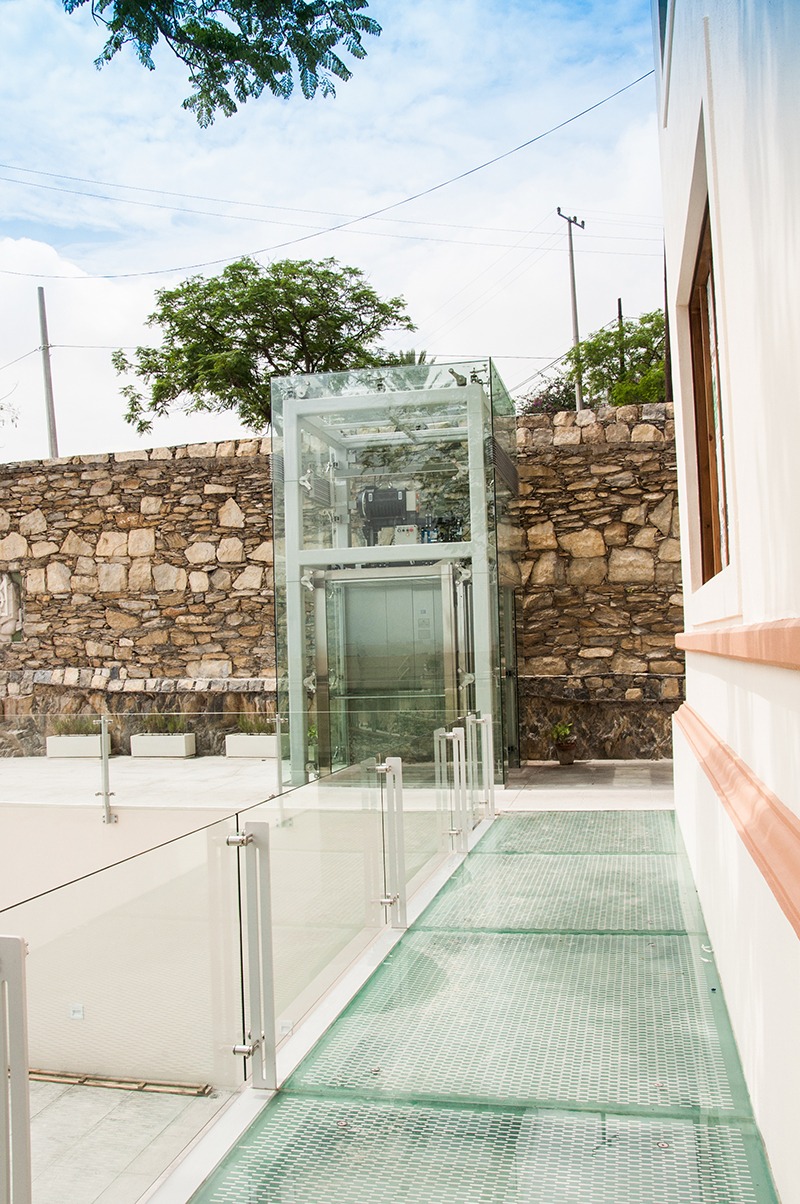 Ascensor de cristal en fachada de piedra — Ascensores Skylift